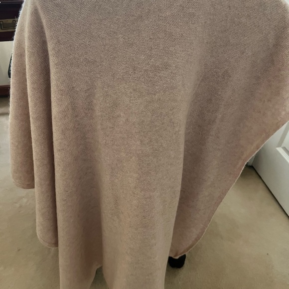 Cashmere wrap from Bloomingdale’s - Picture 4 of 4